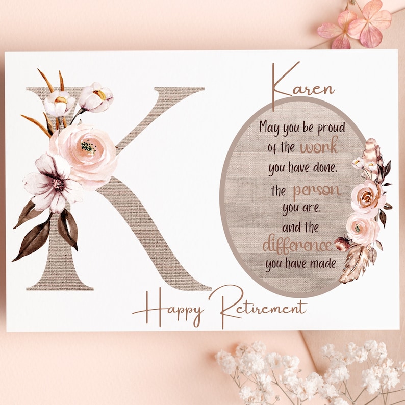 Puede incluir: Una tarjeta de jubilaci&oacute;n con un dise&ntilde;o floral y la letra K. La tarjeta dice "Karen, Que est&eacute;s orgullosa del trabajo que has hecho. La persona que eres. Y la diferencia que has hecho. Feliz Jubilaci&oacute;n."
