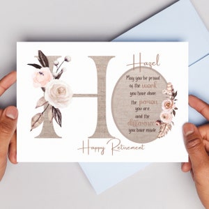 Puede incluir: Una tarjeta de jubilaci&oacute;n con un dise&ntilde;o floral y la letra "H" en textura de arpillera. La tarjeta dice "Hazel May you be proud of the work you have done. The person you are. And the difference you have made. Happy Retirement"