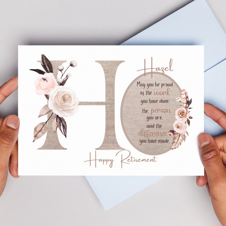 Puede incluir: Una tarjeta de jubilaci&oacute;n con un dise&ntilde;o floral y la letra "H" en textura de arpillera. La tarjeta dice "Hazel May you be proud of the work you have done. The person you are. And the difference you have made. Happy Retirement"