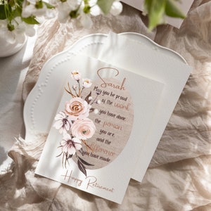Puede incluir: Una tarjeta de jubilaci&oacute;n con un dise&ntilde;o floral y el texto "Sarah May you be proud of the work you have done. The person you are. And the difference you have made. Happy Retirement"
