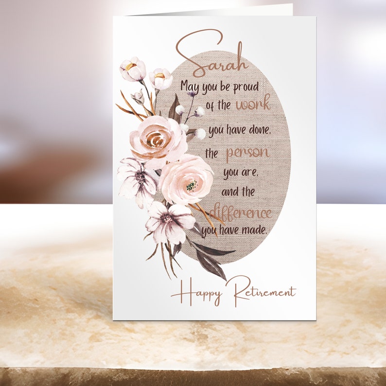 Puede incluir: Una tarjeta de jubilaci&oacute;n con un dise&ntilde;o floral y el texto "Sarah May you be proud of the work you have done. the person you are. and the difference you have made. Happy Retirement"