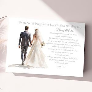Op de afbeelding: Een trouwkaart met een aquarel illustratie van een bruid en bruidegom die hand in hand weglopen. De kaart leest "To My Son & Daughter-in-Law On Your Wedding Day" en bevat een bericht van "Love Dad."