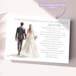 Op de afbeelding: Een trouwkaart met een aquarel illustratie van een stel dat wegloopt, hand in hand. De kaart bevat de tekst "To Our Son & Daughter-in-Law On Your Wedding Day" en een gepersonaliseerde naam. De kaart heeft ook een oprecht bericht.