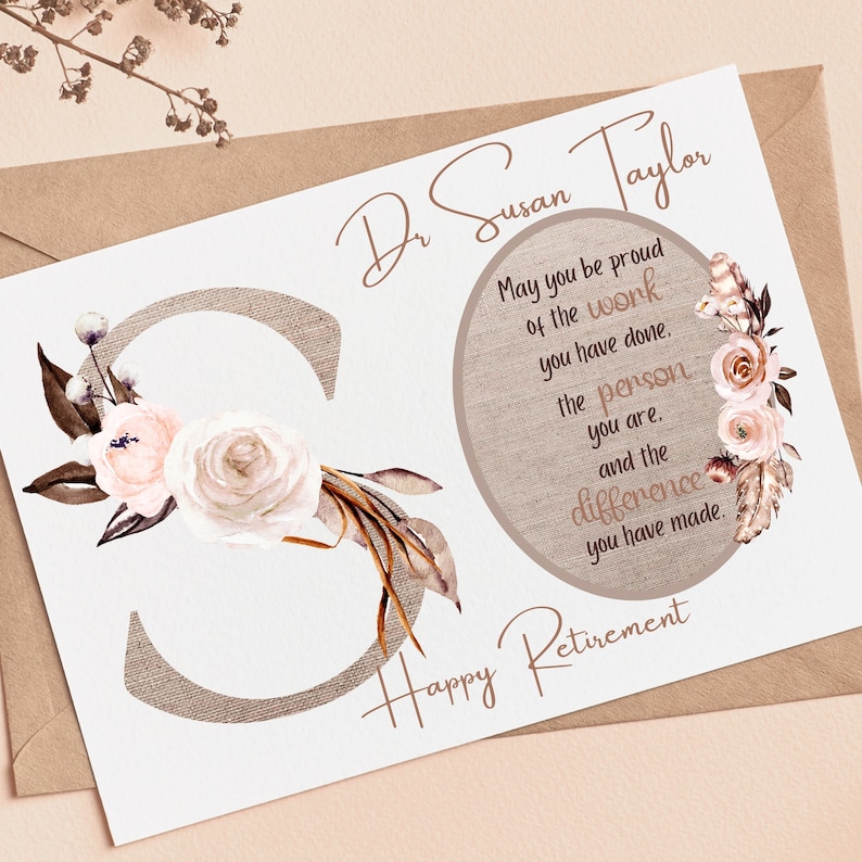 Puede incluir: Una tarjeta de jubilaci&oacute;n con un fondo de arpillera marr&oacute;n y un dise&ntilde;o floral. La tarjeta dice "Dr. Susan Taylor" y "Que te sientas orgulloso del trabajo que has hecho. La persona que eres. Y la diferencia que has hecho." La tarjeta tambi&eacute;n dice "Feliz Jubilaci&oacute;n".