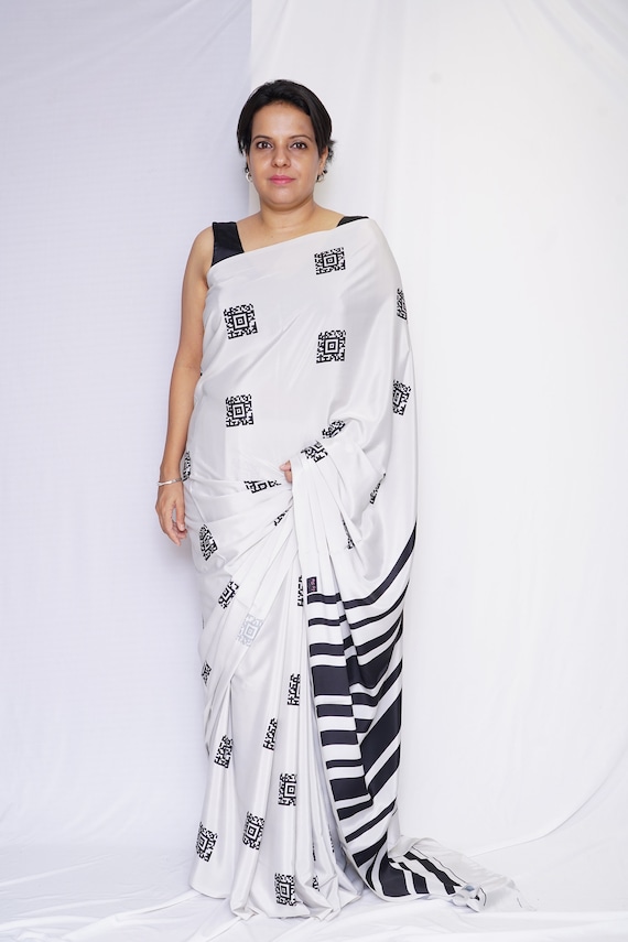 Customize Black White Barcode Pattern Crepe Saree with Black Blouse New Fancy Designer Saree Office Wear Sarees for Women Gift for Her