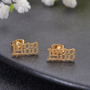 Spersonalizowane kolczyki z datą urodzenia: staroangielskie sztyfty z cyframi