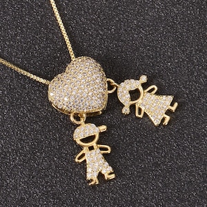 Gepersonaliseerde ketting met diamanten bezaaid meisje en jongen familie | Gegraveerde bedel jongens- of meisjesfiguren | Aangepaste diamanten zoon en dochter ketting