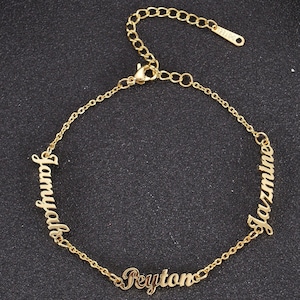 Pode incluir: Pulseira de corrente dourada com três nomes, "Jamya", "Peyton" e "Jazmine", escritos em itálico.