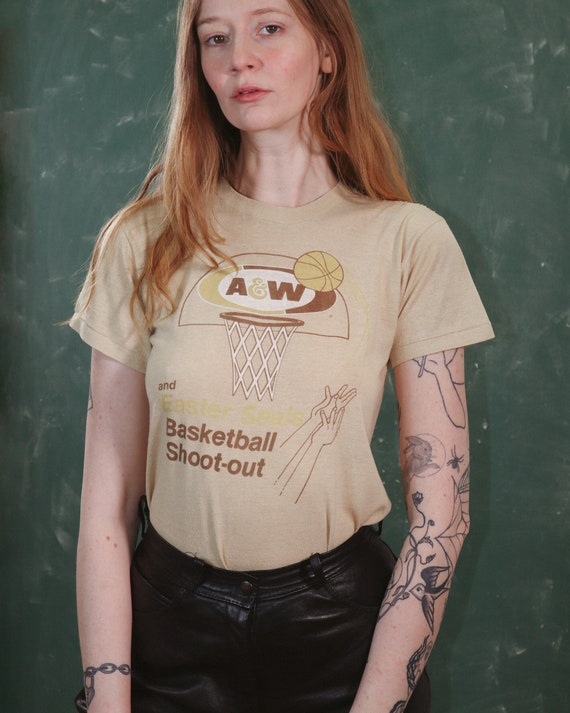 vintage 1970s beige a&w basketball single stitch t