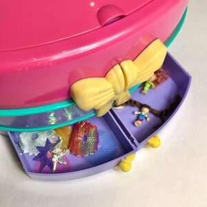 Très rare Polly pocket bluebird Hatbox , très bon état 1995 + Personnages