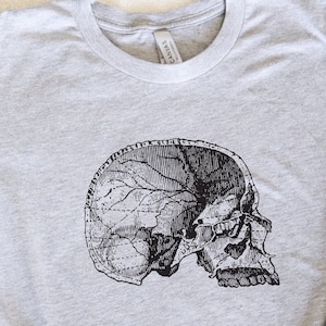 スカルグラフィックTシャツ、人体解剖学ユニセックスTシャツ、科学愛好家や医学生へのギフト
