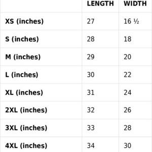 Może przedstawiać: Tabela rozmiar&oacute;w z wymiarami w calach. Tabela zawiera rozmiary od XS do 5XL, z odpowiadającymi im wymiarami długości i szerokości. Na przykład rozmiar L ma długość 76 cm i szerokość 56 cm.
