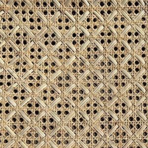 Puede incluir: Primer plano de un material de ratán tejido con un patrón geométrico repetitivo. El material de tono natural presenta un diseño similar a una cuadrícula con pequeños agujeros espaciados uniformemente. La textura es visible, lo que sugiere una artesanía hecha a mano.