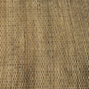 Pode incluir: Um close-up de um tapete tecido feito de materiais naturais. O tapete tem uma cor castanho claro e uma superf&iacute;cie texturizada. O padr&atilde;o de tecelagem &eacute; vis&iacute;vel e cria um padr&atilde;o diagonal.