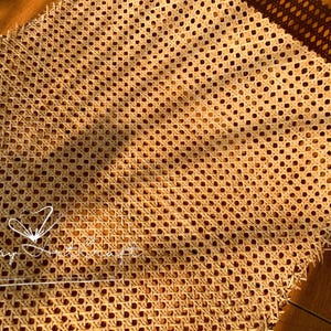 Naturalna plecionka z trzciny rattanowej, naprawa mebli vintage, materiał wiklinowy, projekty DIY zdjęcie 13