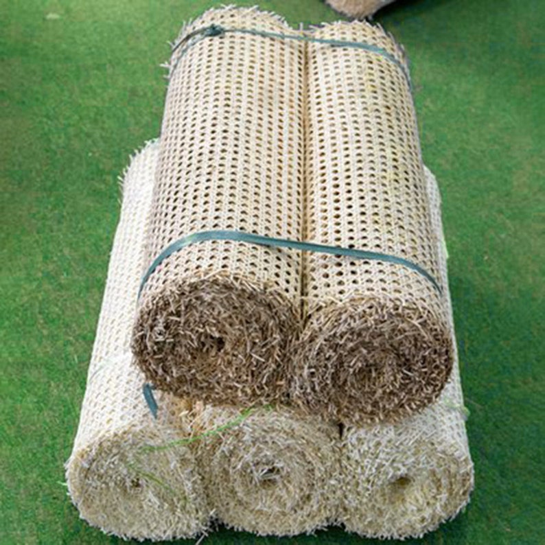 Puede incluir: Rollos de tejido de ca&ntilde;a natural, un material tejido que se utiliza para los asientos de las sillas y otros muebles tapizados.