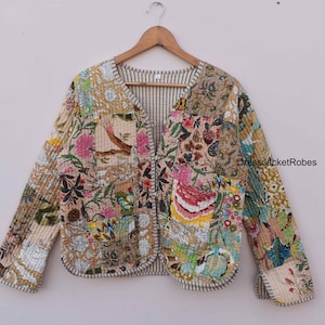 Peut inclure: Une veste matelassée beige à imprimé floral et col en V. La veste est doublée de rayures et bordée de noir.