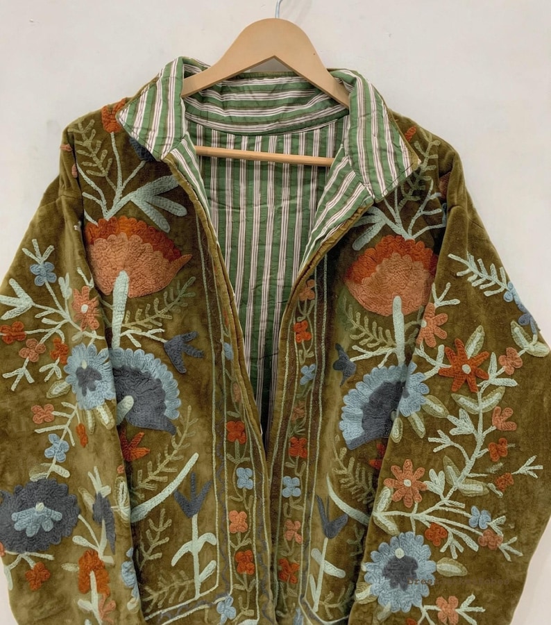 Zielone haftowane kwiatowe kurtki z aksamitną podszewką z bawełny w stylu boho Zimowy płaszcz w stylu streetwear Bomberka w stylu boho Dwustronna kurtka damska modna zdjęcie 2