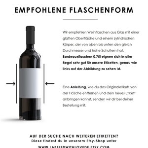 May include: A red wine bottle with a white label. The text on the image reads "EMPFOHLENE FLASCHENFORM" and includes instructions for applying labels to wine bottles. The text also includes the website "WWW.LABELEDWITHLOVEDE.ETSY.COM".