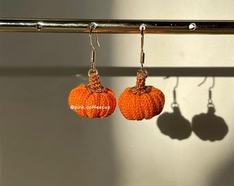 Mikro gehäkelte handgemachte Kürbisse Ohrringe, Herbst Accessoires, saisonales Accessoire, baumeln und fallen lassen, Herbstschmuck, Thanksgiving Geschenke