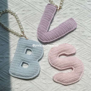 Accesorio para bolso con alfabetos hechos a mano de crochet, dijes, adornos, llavero, regalo de Navidad, regalo de cumpleaños, inicial personalizada, nombre personalizado