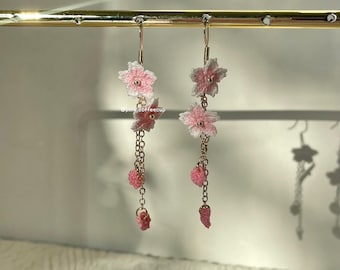 Mikro Häkelarbeit Sakura Ohrringe, Frühling Blumen Ohrringe, baumeln und Tropfen, rosa Kirschblüten Zubehör, Geburtstag Geschenke, Geschenke