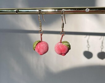 Mikro gehäkelte handgemachte Pfirsich Ohrringe, Sommer Obst Schmuck, rosa Ohrschmuck, lustige Schmuck, Geburtstagsgeschenke, Weihnachtsgeschenke