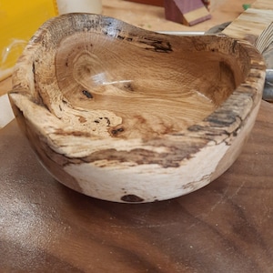 Kleine handgedrechselte Holzschale. Spalted Roteiche. Live edge, handgedrehte Schale.