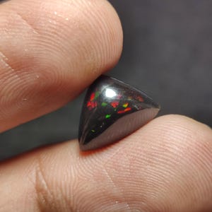 Multi Fire Opal, Welo Fire Opal, zwarte Ethiopische opaal cabochon, opaal cabochon edelsteen, opaal cabochon, biljoen vorm Grootte 14 x 10 x 6 mm ct 3,00