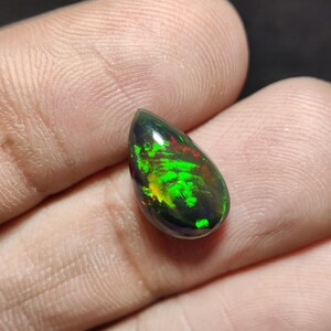 Cabochon di opale, pietra preziosa di opale cabochon, opale di fuoco multiplo, opale di fuoco Welo, cabochon di opale nero etiope, forma a pera, dimensioni 14 x 9 x 6 mm, ct 3,35