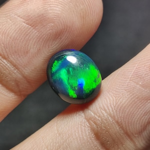 Schwarzer äthiopischer Opalcabochon, Opalcabochon, Opalcabochon Edelstein, Multifeueropal, Welo-Feueropal, ovale Form Größe 12X10X5MM Ct 2,70