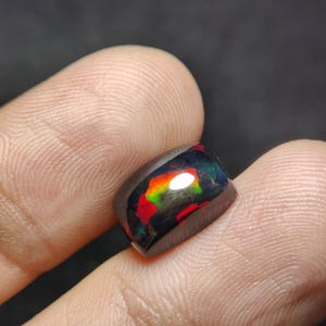 Rode vooropaal, zwarte Ethiopische opaal cabochon, multi vuuropaal, opaal cabochon edelsteen, opaal cabochon, achthoek vorm Grootte: 12 x 9 x 6 mm kt. 3,60
