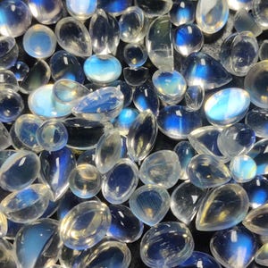 Cabochon arcobaleno bianco naturale di qualità AAA+, cabochon di pietra di luna, lotto di cabochon di pietra di luna arcobaleno, pietra portafortuna di giugno calibrata, pietra di luna blu