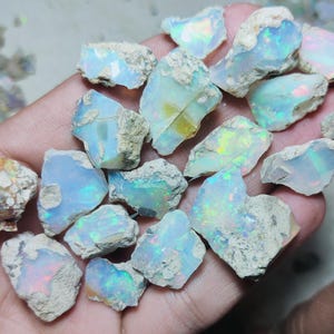 Fila di fette di opale naturale etiope: lotto di opale di fuoco Welo grezzo