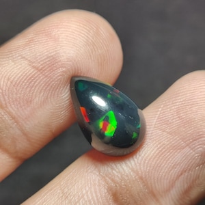 Schwarzer äthiopischer Opalcabochon, Opalcabochon, Opalcabochon Edelstein, Multifeueropal, Welo-Feueropal, Birnenform Größe 15X10X6 MM Ct 3,40