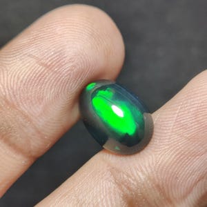 Welo Feueropal, schwarzer äthiopischer Opalcabochon, Opalcabochon, Opalcabochon Edelstein, Multifeueropal, ovale Form Größe 14X10X6 MM Ct 3.55