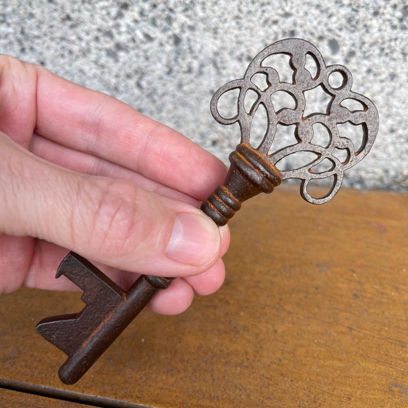 Bordello Key (5") image 8