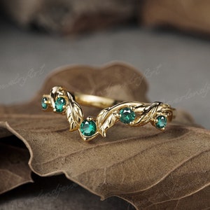 Vintage Nature Emerald Wedding Band Inspired Leaf Engraving Wedding Band Handmade Jewelry Stacking ring Leaf Gold Curved Wedding Ring