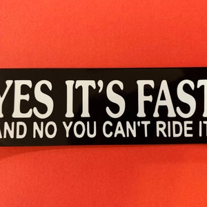 Ja, het is snel en nee, je kunt er niet op rijden Sticker Die Cut voor motorfietsen, helmen, scooters, auto's en geschenken
