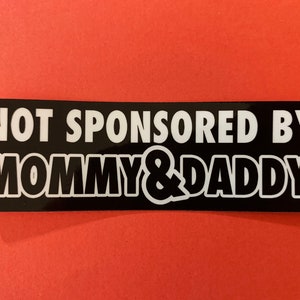 Non sponsorisé par maman et papa Sticker Die Cut pour motos, casques, scooters, voitures et cadeaux