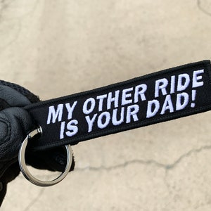 私のもう一つの乗り物はあなたのお父さんです。バイクキーチェーン、キーリング、メンズバイクギフト、バイカーキーチェーン、ライダーキータグ、バイカーと車好きの人向け
