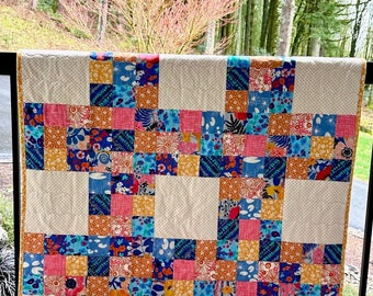 Sumérgete en un mundo de flores silvestres con nuestra colorida colcha para cuna de 39 x 52 pulgadas. Incluye una colcha para muñecas y una colcha para asiento de coche infantil de 13 x 15 pulgadas como REGALO