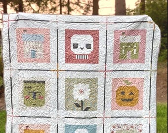 Personalizado... Envuélvete en esta caprichosa colcha de Halloween, con un cálido respaldo de franela para las frías noches de otoño. 76 x 76, hecha a mano y personalizada.
