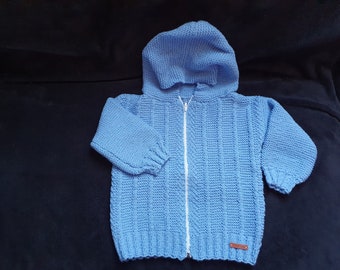 Handgestrickte Kinderstrickjacke ab ca. 5 Jahre in hellblau mit Kapuze