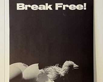 Peut inclure: Une affiche en noir et blanc avec le texte "Break Free!" en lettres blanches. L'affiche présente une image en noir et blanc d'un poussin qui sort d'une coquille d'œuf cassée.