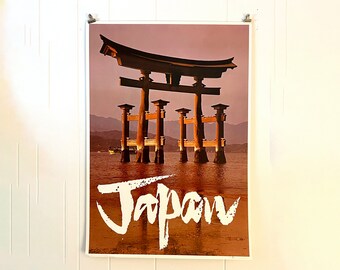Peut inclure: Une affiche avec une photo d'une porte torii japonaise traditionnelle, une grande structure en bois de couleur rouge-orange, debout dans l'eau. Le mot "Japon" est écrit en blanc, en lettres stylisées en bas de l'affiche.