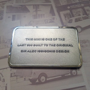 Peut inclure: Une plaque argentée avec le texte "THIS MINI IS ONE OF THE LAST 500 BUILT TO THE ORIGINAL SIR ALEC ISSIGONIS DESIGN".