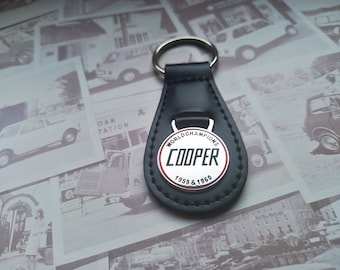 Klassischer Mini Cooper S John Cooper Garages MG MGB Vintage Car Schlüsselanhänger Ring Hochwertige Emaille Mpi Works Leder Fox 1275 Geschenk für Ihn