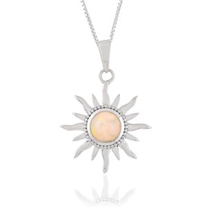 Op de afbeelding: Een zilveren ketting met een zon hanger met een witte opaal edelsteen.