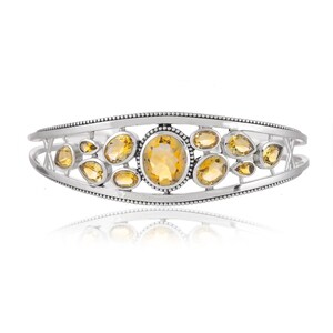 Puede incluir: Un brazalete de plata con un dise&ntilde;o delicado que presenta m&uacute;ltiples piedras de citrino ovaladas.